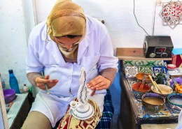 Femme marocaine peint sur une poterie en céramique